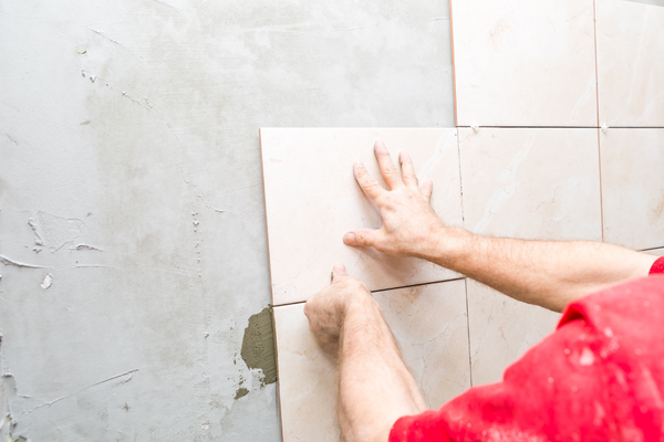 persona haciendo reforma en pagina de Fontanero y Albañil en Alcalá de Henares